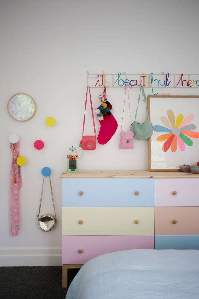 Example of a minimalist girl kids' room design in Melbourne
