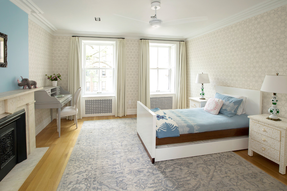 Ejemplo de dormitorio infantil clásico renovado con paredes beige, suelo de madera clara y suelo beige