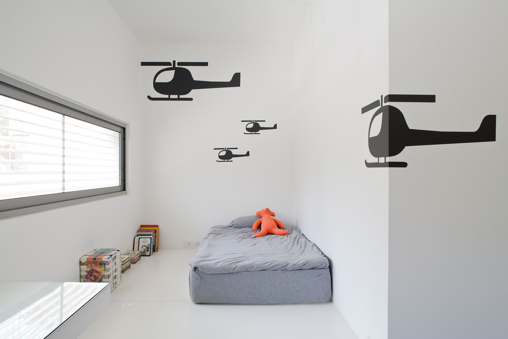 Inspiration för mellanstora moderna könsneutrala barnrum kombinerat med sovrum, med vita väggar, vitt golv och målat trägolv