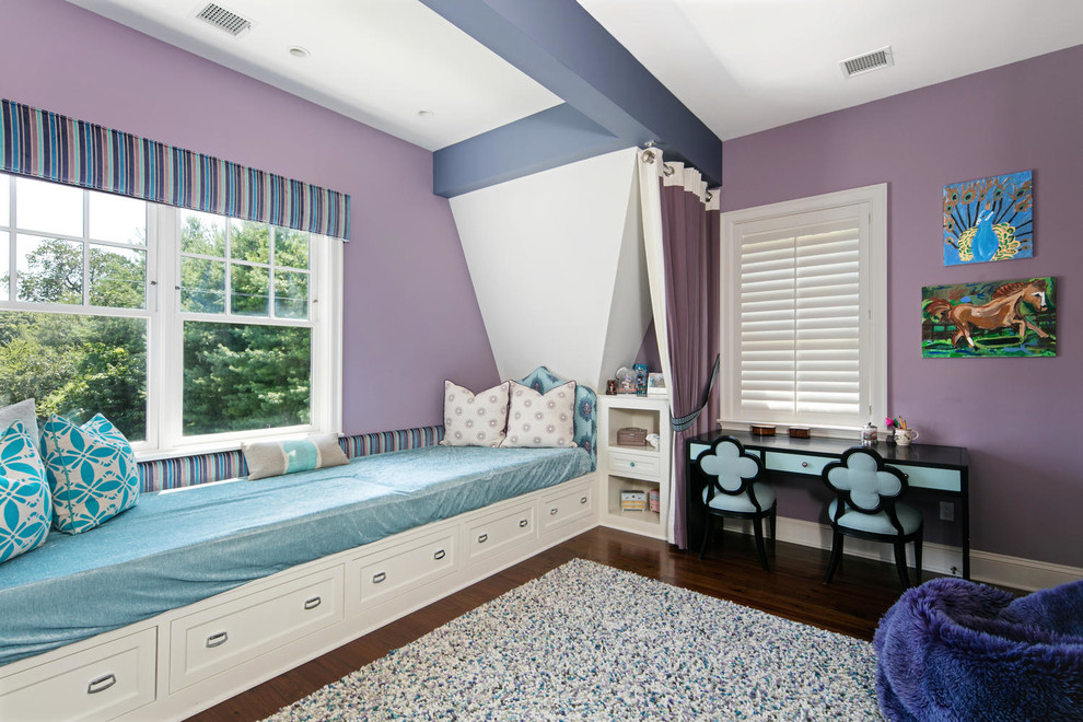 Foto de dormitorio infantil tradicional con paredes púrpuras y suelo de madera oscura