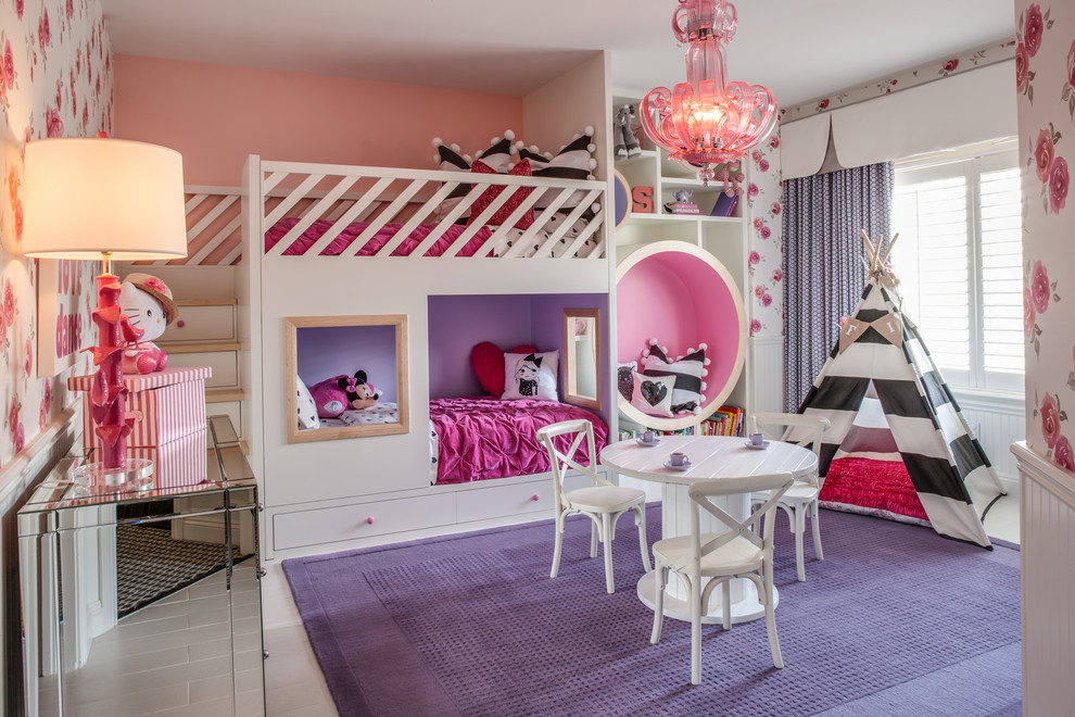 Идея дизайна: детская в классическом стиле с спальным местом, разноцветными стенами и деревянным полом для девочки, двоих детей