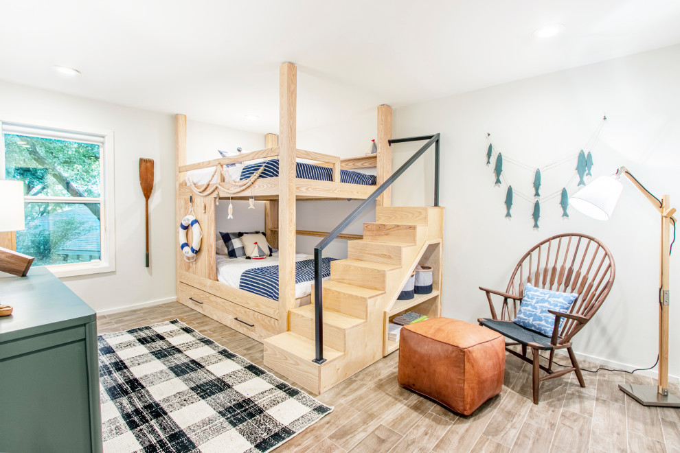 Réalisation d'une petite chambre d'enfant de 1 à 3 ans marine avec un mur blanc, un sol beige et un lit superposé.