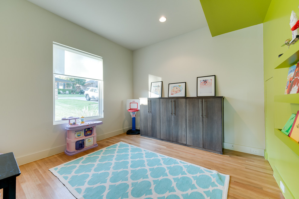 Modernes Kinderzimmer mit Spielecke und weißer Wandfarbe in Dallas