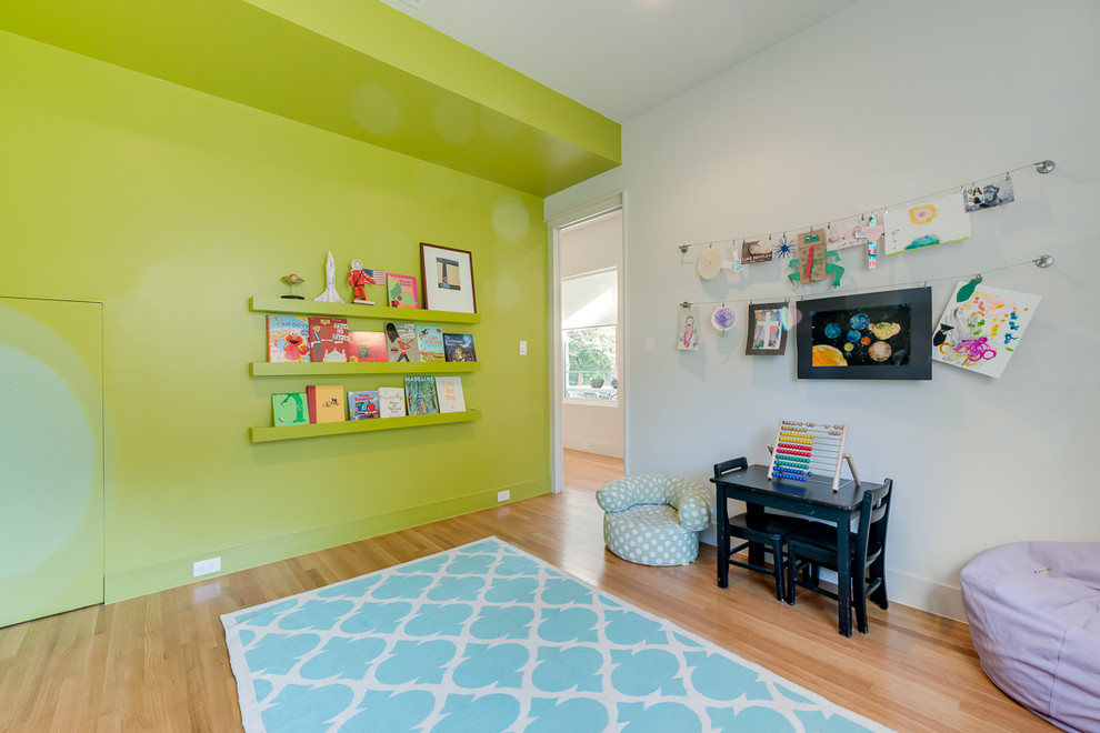 Cette image montre une salle de jeux d'enfant design avec un mur vert.