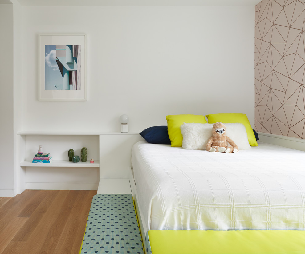 Modelo de dormitorio infantil de 4 a 10 años contemporáneo con paredes blancas, suelo de madera clara y suelo beige