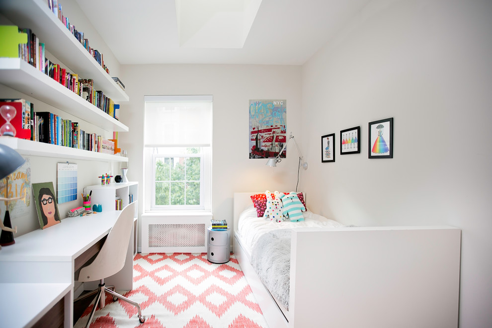 Modernes Kinderzimmer mit Schlafplatz und weißer Wandfarbe in New York