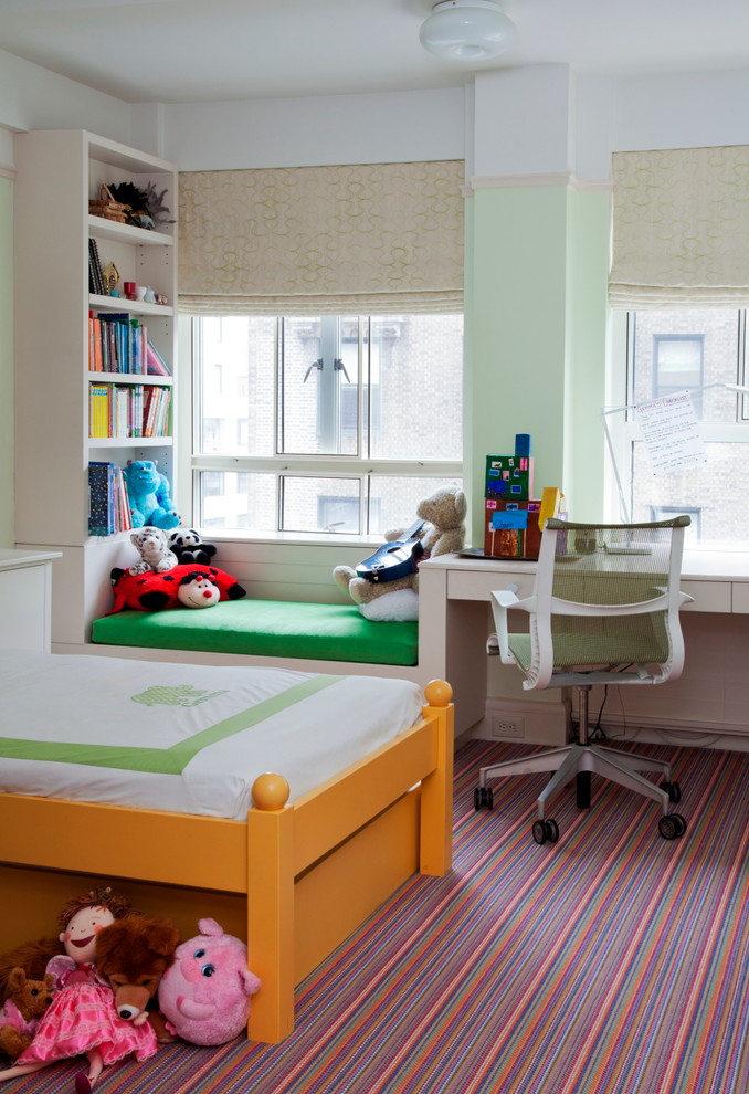 Источник вдохновения для домашнего уюта: маленькая детская в стиле неоклассика (современная классика) с спальным местом, зелеными стенами и ковровым покрытием для ребенка от 4 до 10 лет, девочки, на участке и в саду