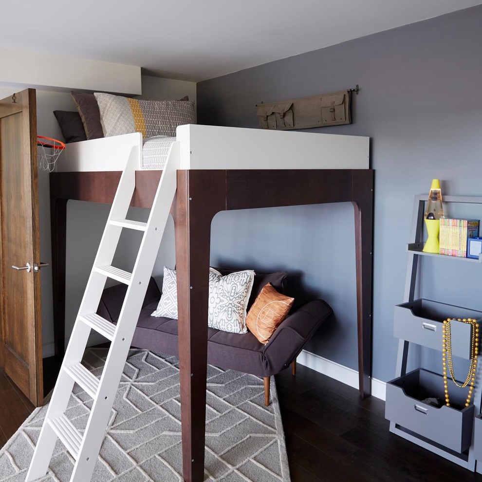 Modelo de dormitorio infantil vintage de tamaño medio con paredes grises y suelo de madera oscura