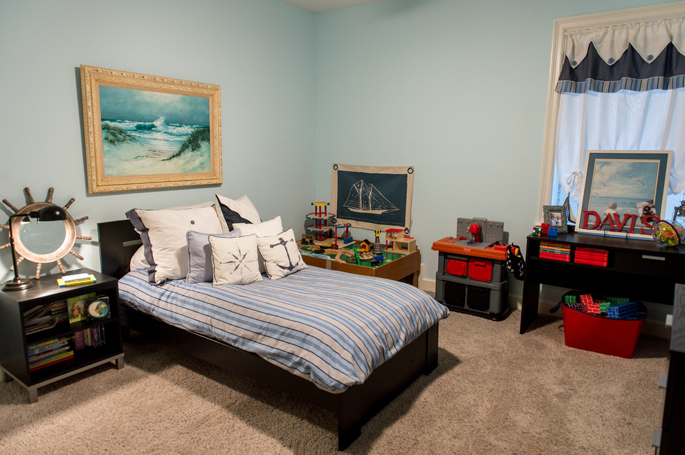Пример оригинального дизайна: детская среднего размера в современном стиле с спальным местом, синими стенами и ковровым покрытием для ребенка от 4 до 10 лет, мальчика