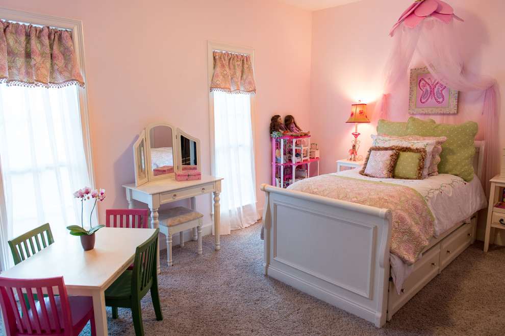 Стильный дизайн: детская среднего размера в современном стиле с спальным местом, розовыми стенами и ковровым покрытием для ребенка от 4 до 10 лет, девочки - последний тренд