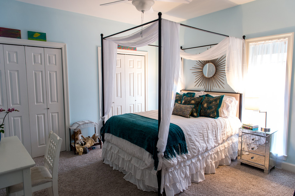 Bild på ett mellanstort funkis flickrum kombinerat med sovrum och för 4-10-åringar, med heltäckningsmatta och blå väggar