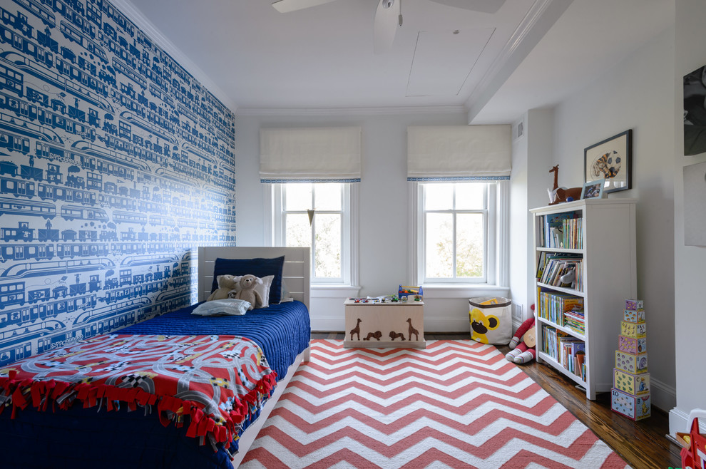 Klassisches Jungszimmer mit Schlafplatz, bunten Wänden, dunklem Holzboden und braunem Boden in Washington, D.C.