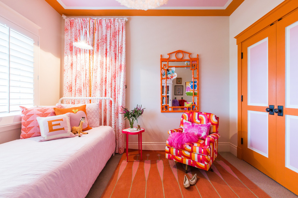 На фото: детская в классическом стиле с спальным местом, бежевыми стенами и ковровым покрытием для ребенка от 4 до 10 лет, девочки с