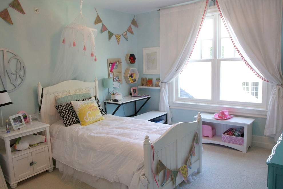 На фото: детская среднего размера в классическом стиле с спальным местом, синими стенами и ковровым покрытием для ребенка от 4 до 10 лет, девочки с