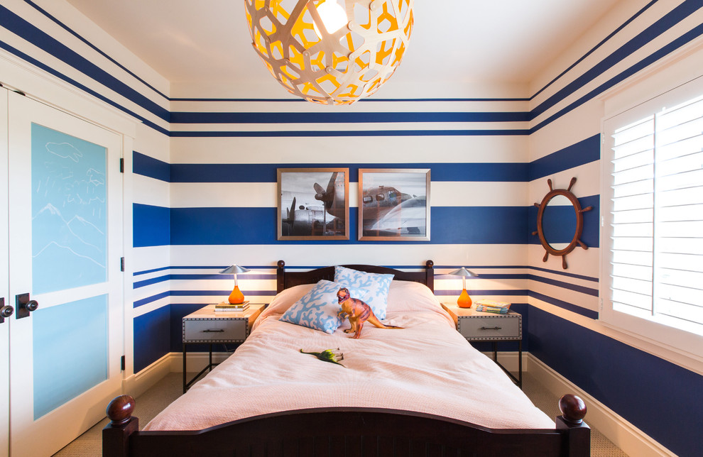 Cette photo montre une chambre d'enfant de 4 à 10 ans bord de mer avec un mur bleu, moquette et un sol beige.