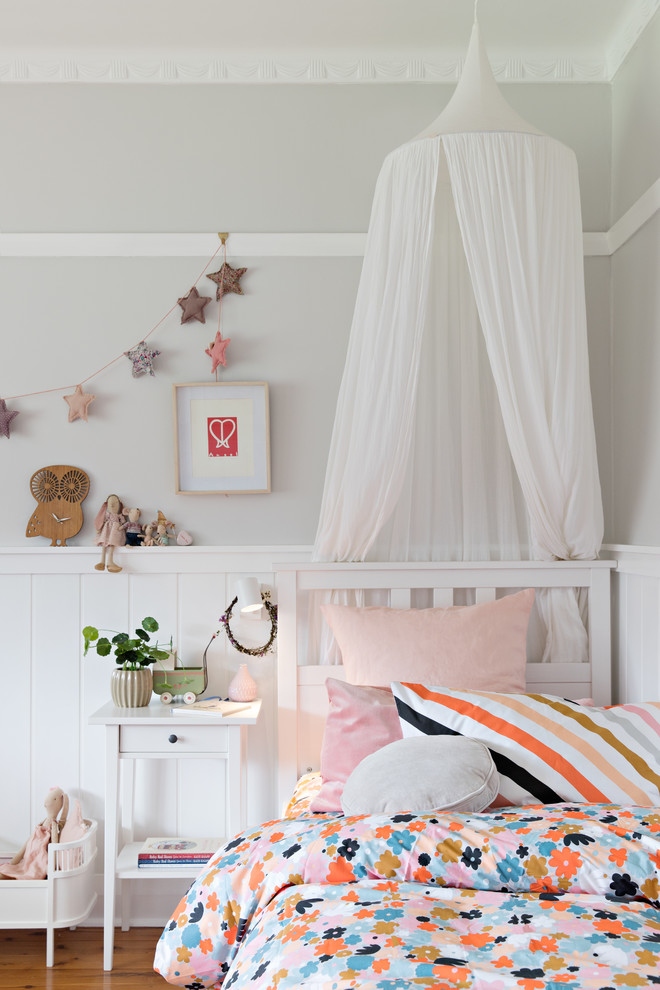 На фото: детская в классическом стиле с спальным местом, серыми стенами и паркетным полом среднего тона для ребенка от 1 до 3 лет, девочки с