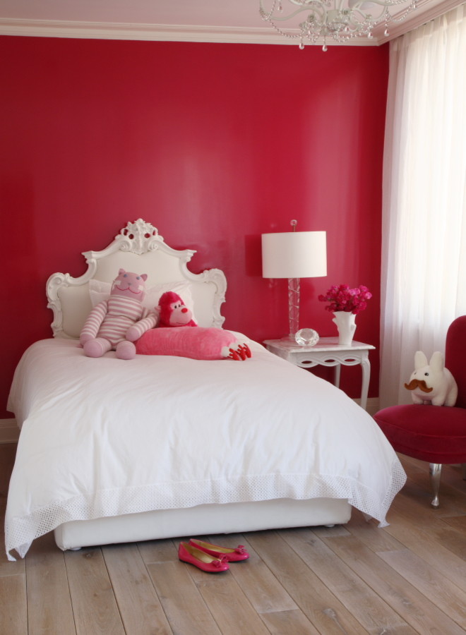 Idee per una cameretta per bambini minimal di medie dimensioni con pareti rosa e parquet chiaro