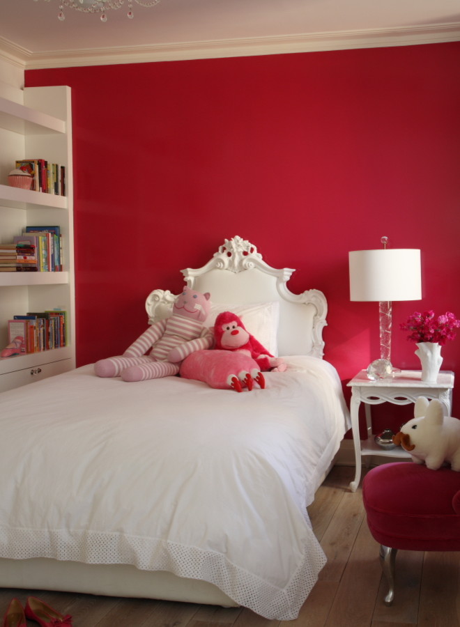 Idéer för att renovera ett mellanstort funkis flickrum kombinerat med sovrum och för 4-10-åringar, med rosa väggar och ljust trägolv
