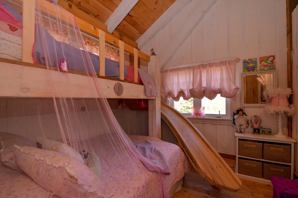 Rustik inredning av ett flickrum kombinerat med sovrum och för 4-10-åringar, med vita väggar och ljust trägolv