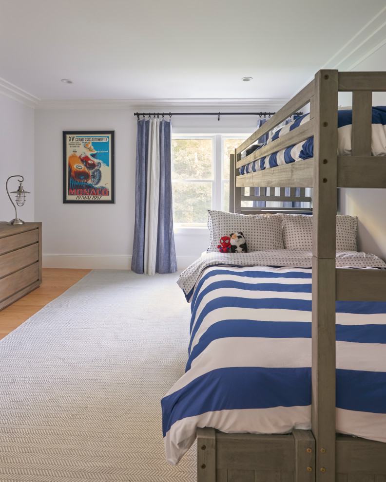 Idee per una grande cameretta per bambini da 4 a 10 anni stile marino con pareti blu, pavimento in legno massello medio e pavimento marrone