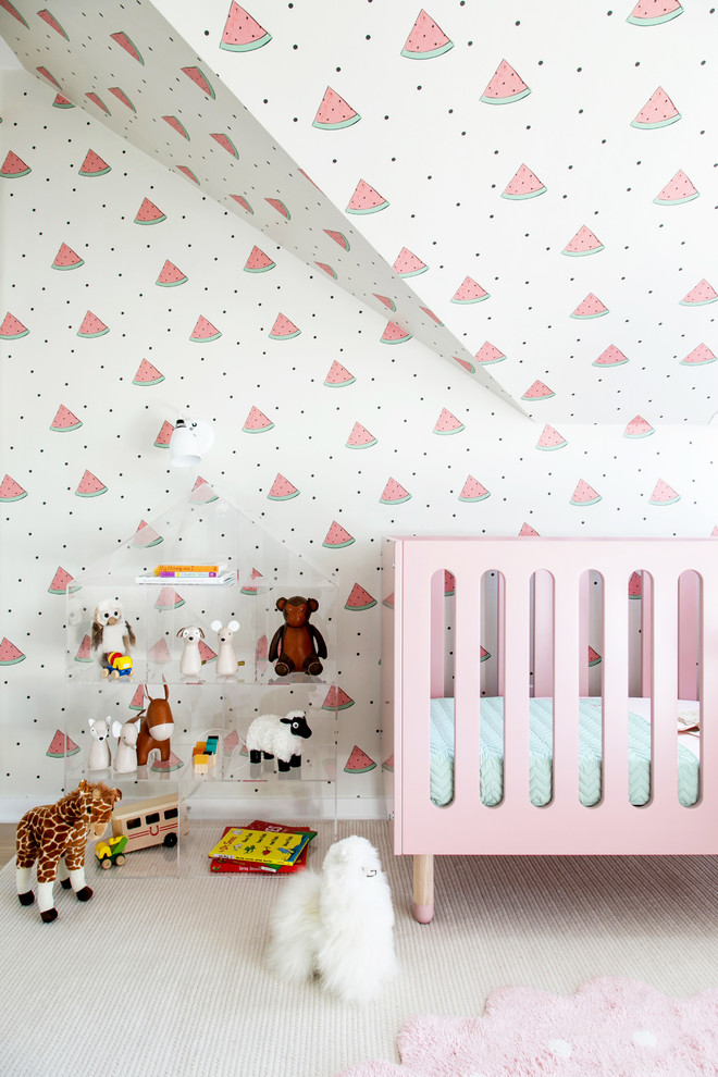 Imagen de dormitorio infantil de 4 a 10 años marinero de tamaño medio con paredes multicolor, moqueta y suelo beige