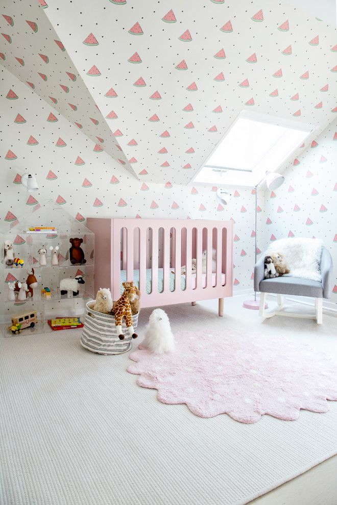 Пример оригинального дизайна: детская среднего размера в стиле фьюжн с спальным местом, разноцветными стенами, ковровым покрытием и бежевым полом для ребенка от 4 до 10 лет, девочки