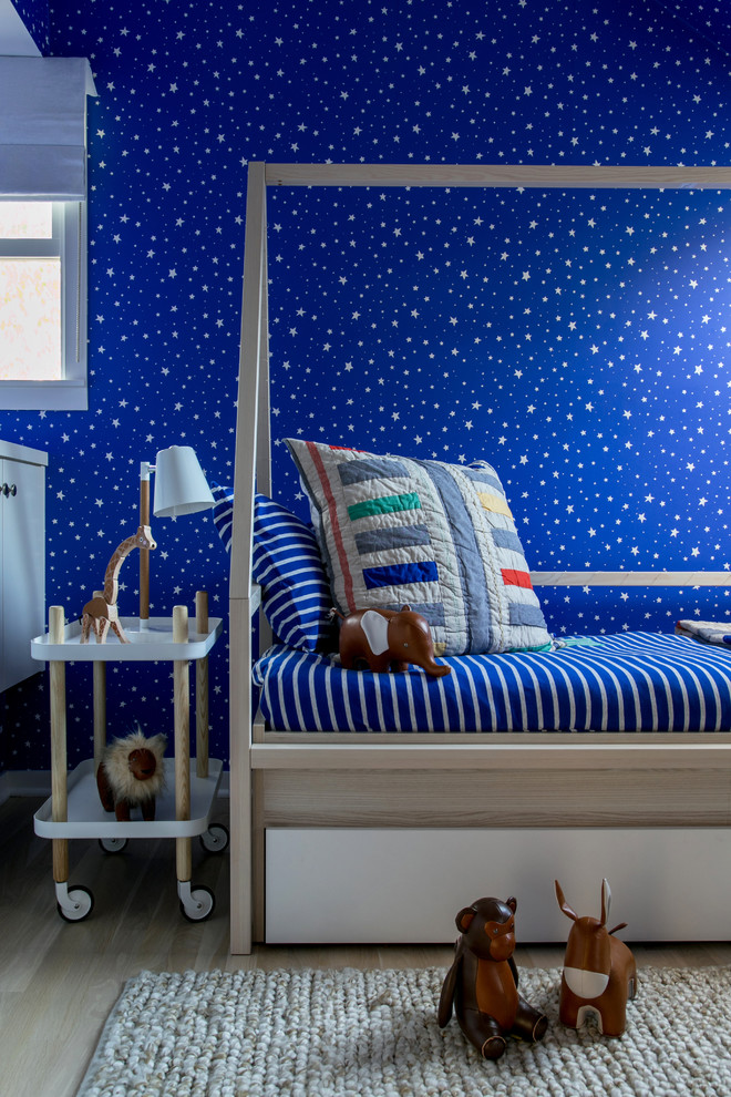 Inspiration för mellanstora maritima pojkrum kombinerat med sovrum och för 4-10-åringar, med blå väggar, ljust trägolv och beiget golv