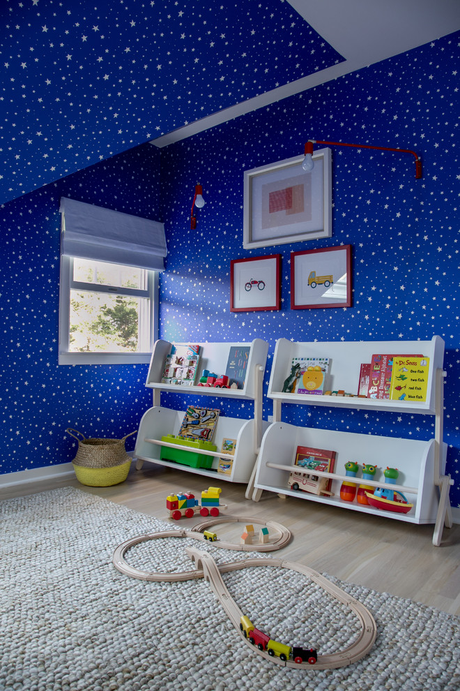 Diseño de dormitorio infantil de 4 a 10 años marinero de tamaño medio con paredes azules, suelo de madera clara y suelo beige