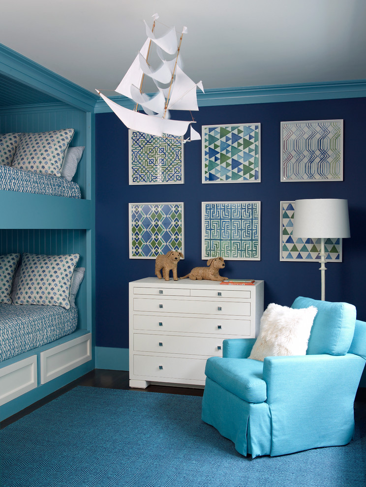Inredning av ett klassiskt pojkrum kombinerat med sovrum och för 4-10-åringar, med blå väggar, mörkt trägolv och blått golv
