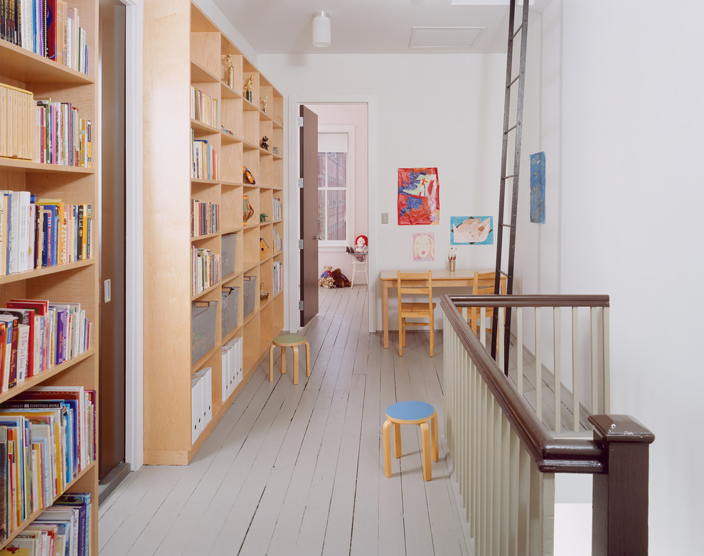 Modelo de dormitorio infantil de 4 a 10 años actual con paredes blancas