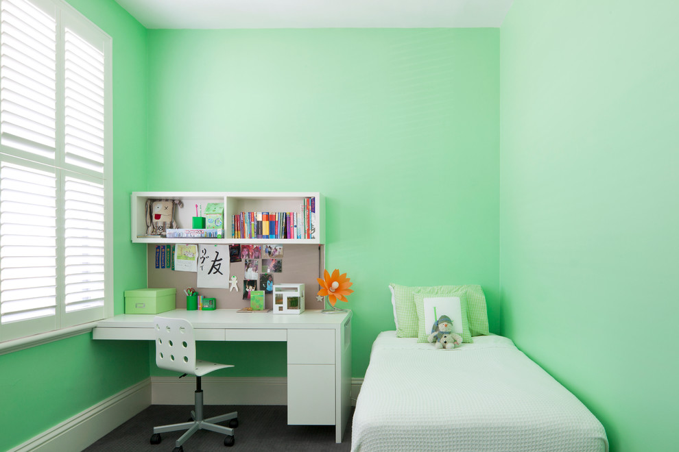 Idéer för att renovera ett mellanstort funkis könsneutralt barnrum kombinerat med sovrum och för 4-10-åringar, med gröna väggar och heltäckningsmatta