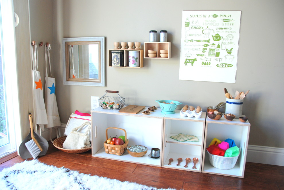 Esempio di una cameretta per bambini da 4 a 10 anni minimal di medie dimensioni con pareti beige e parquet scuro