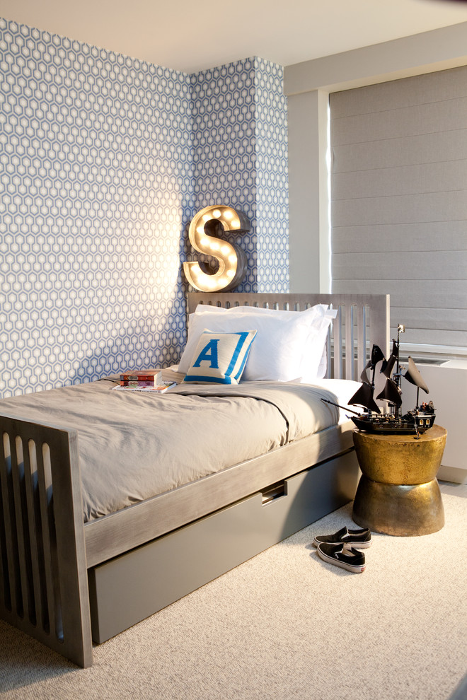 Пример оригинального дизайна: детская в современном стиле с спальным местом, разноцветными стенами и ковровым покрытием для мальчика