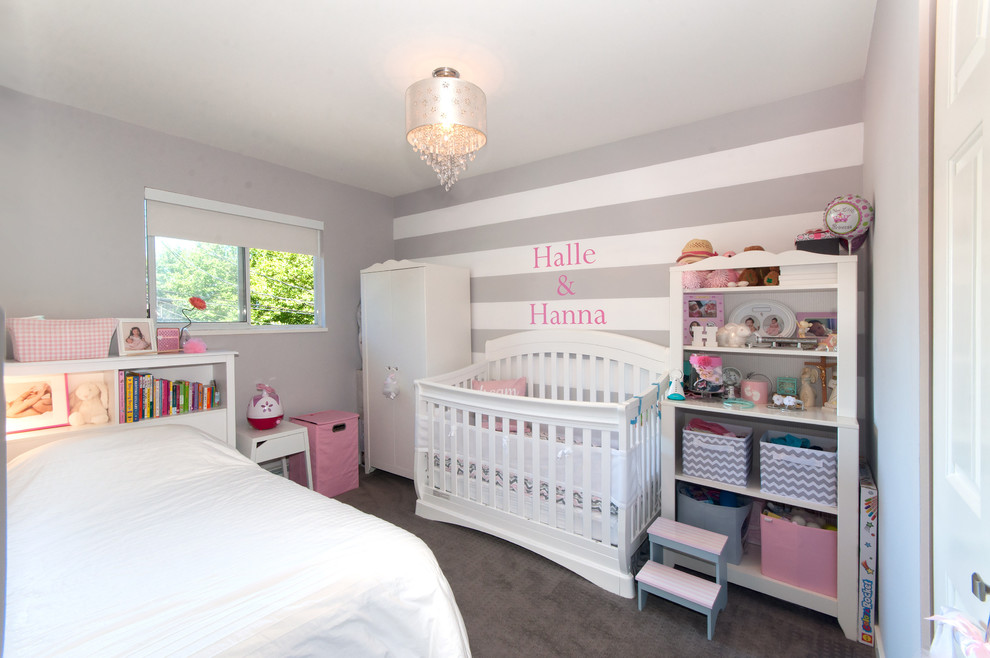 Idee per una cameretta per bambini da 1 a 3 anni minimal di medie dimensioni con pareti grigie e moquette