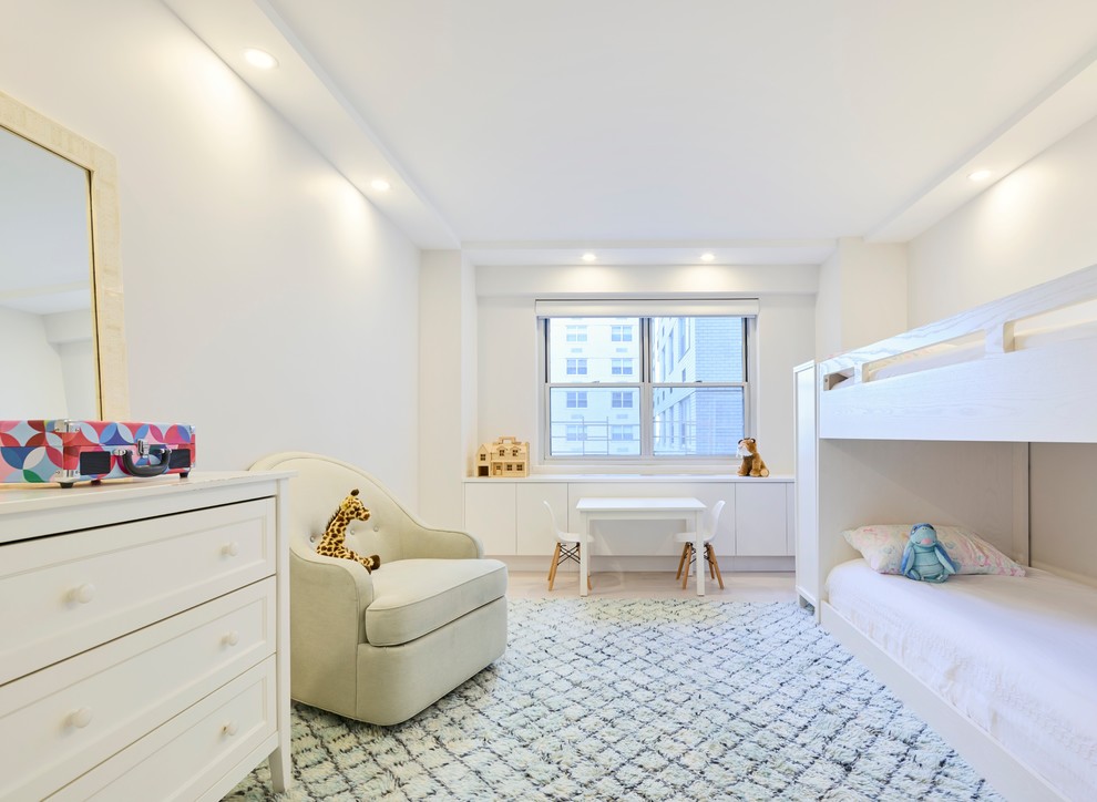 Ispirazione per una cameretta per bambini da 4 a 10 anni tradizionale di medie dimensioni con pareti bianche, pavimento in legno verniciato e pavimento bianco
