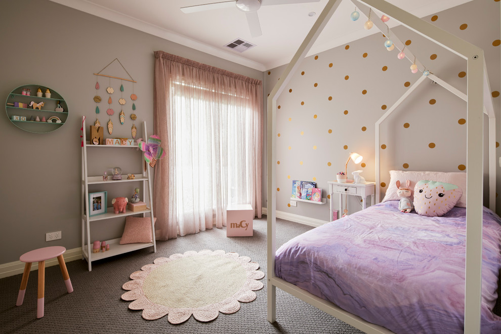 На фото: детская в стиле неоклассика (современная классика) с спальным местом, серыми стенами, ковровым покрытием и серым полом для ребенка от 4 до 10 лет, девочки