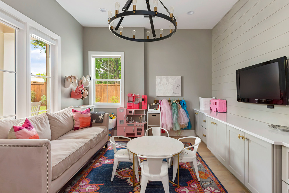 Exemple d'une chambre d'enfant de 1 à 3 ans chic de taille moyenne avec un mur gris, parquet clair et un sol beige.