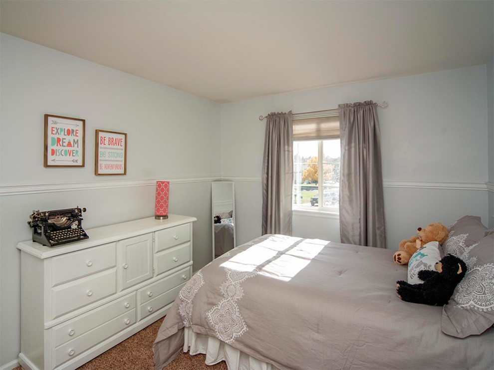 Cette image montre une petite chambre d'enfant traditionnelle avec un mur blanc et moquette.