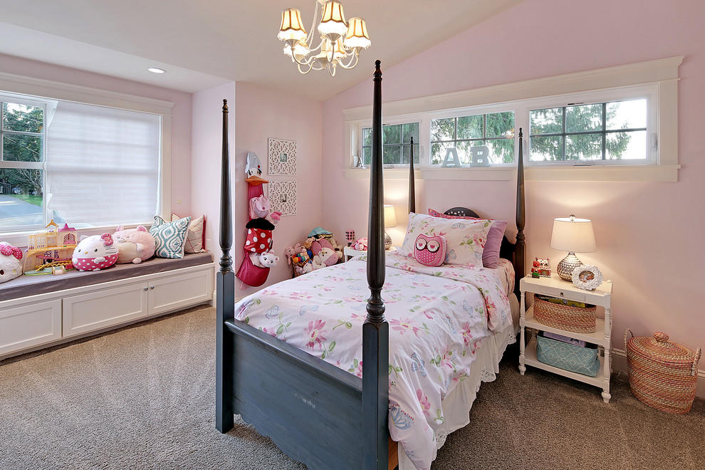 Пример оригинального дизайна: детская среднего размера в стиле неоклассика (современная классика) с спальным местом, розовыми стенами и ковровым покрытием для ребенка от 4 до 10 лет, девочки