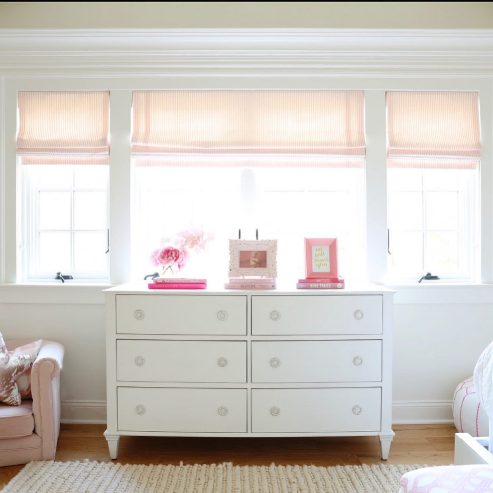 Immagine di una cameretta per bambini da 4 a 10 anni classica di medie dimensioni con pareti bianche, parquet chiaro, pavimento marrone, soffitto in perlinato e carta da parati