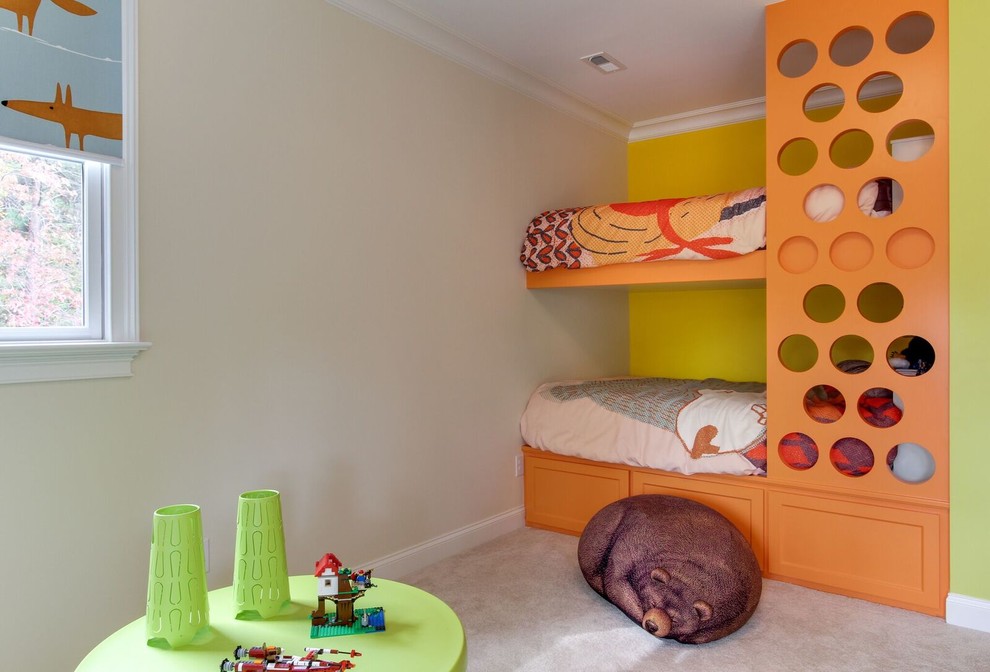 Esempio di una cameretta per bambini da 4 a 10 anni boho chic di medie dimensioni con pareti grigie, moquette e pavimento grigio