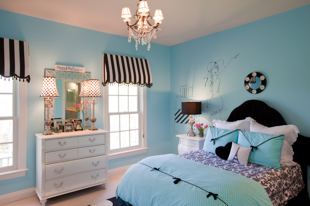 Cette image montre une chambre d'enfant de 4 à 10 ans bohème de taille moyenne avec un mur bleu, moquette et un sol beige.