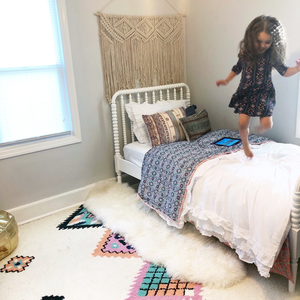 Modelo de dormitorio infantil de 1 a 3 años bohemio con paredes grises y suelo de madera en tonos medios