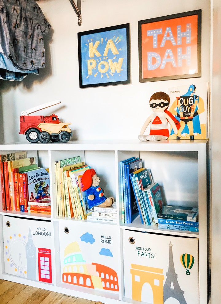Foto di una piccola cameretta per bambini da 4 a 10 anni nordica con pareti multicolore, parquet chiaro e pavimento marrone