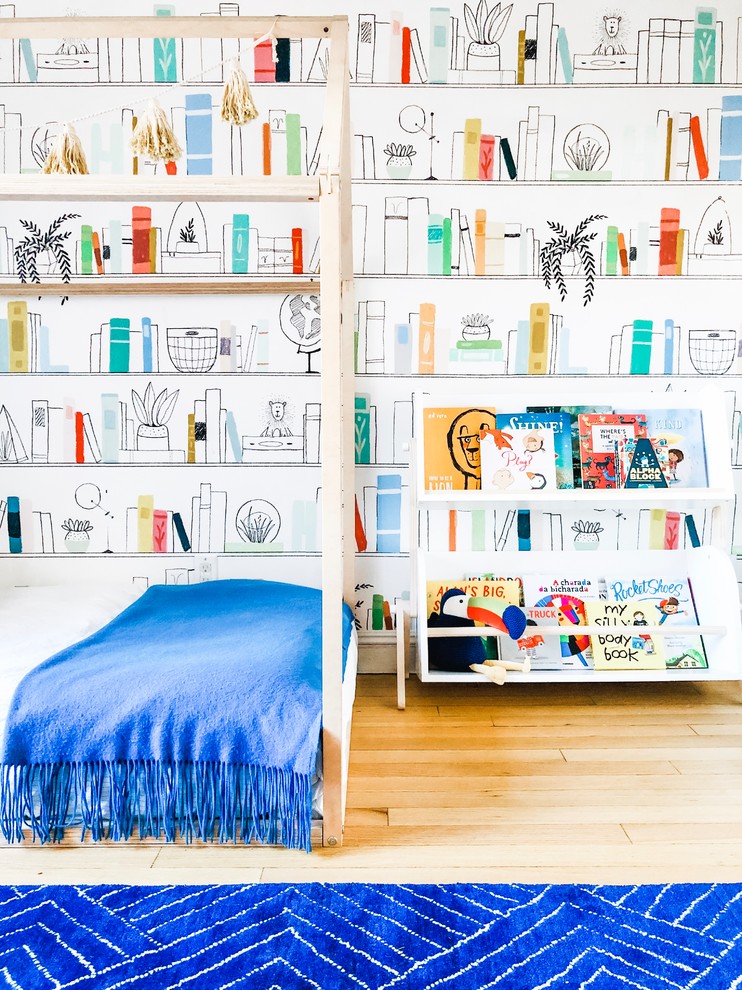 Esempio di una piccola cameretta per bambini da 4 a 10 anni nordica con pareti multicolore, parquet chiaro e pavimento marrone