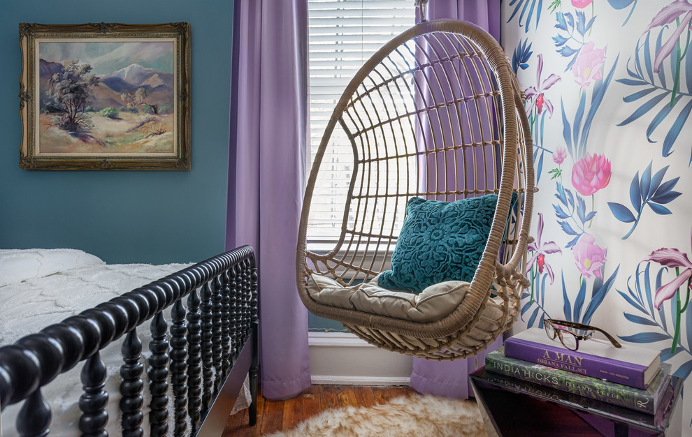 Mittelgroßes Stilmix Kinderzimmer mit Schlafplatz, blauer Wandfarbe, braunem Holzboden und braunem Boden in Washington, D.C.