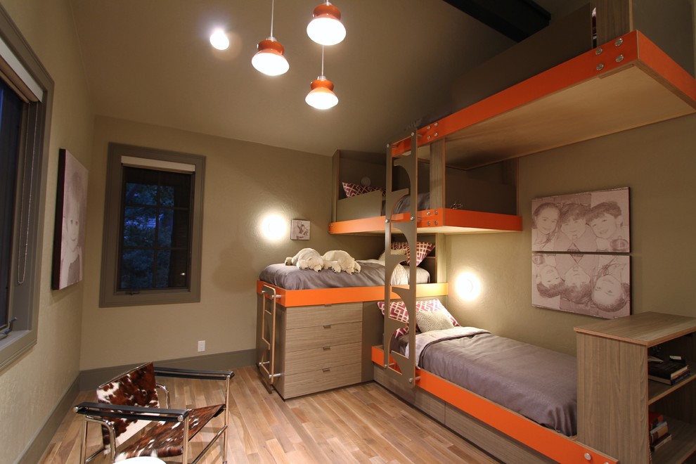 Idee per una cameretta per bambini da 4 a 10 anni design di medie dimensioni con pareti grigie e parquet chiaro