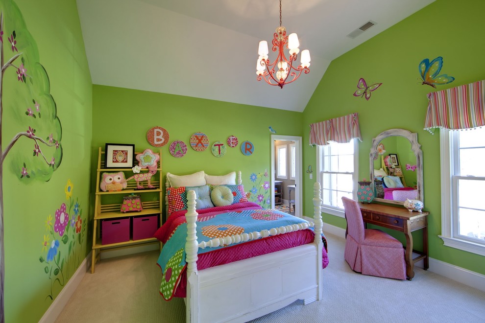 Idée de décoration pour une chambre d'enfant tradition avec un mur vert.
