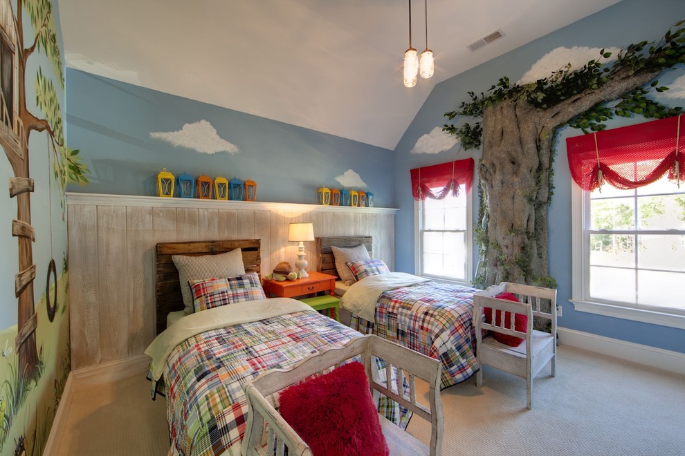 На фото: детская в классическом стиле с спальным местом, разноцветными стенами и ковровым покрытием для двоих детей