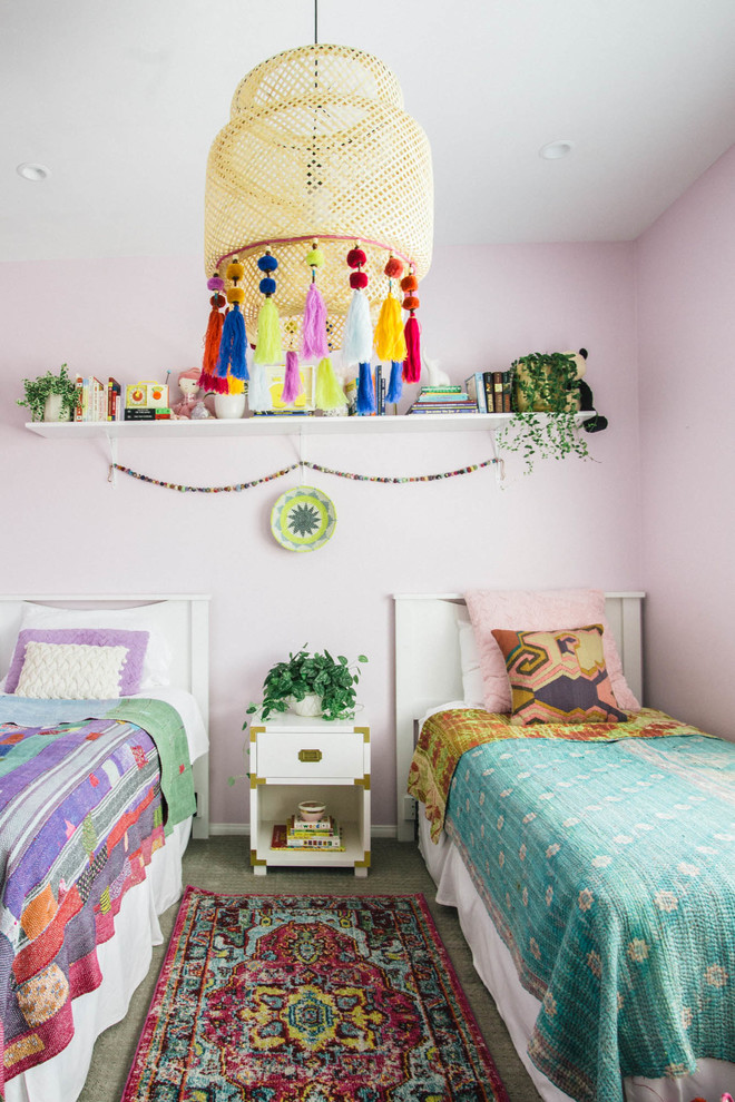Diseño de dormitorio infantil bohemio con paredes rosas y moqueta